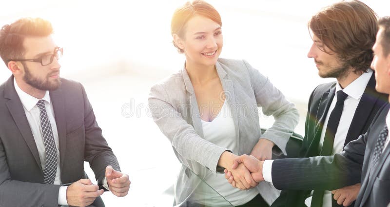 donne di affari della stretta di mano con il socio commerciale fotografia stock libera da diritti donne di affari della stretta di mano con il socio commerciale fotografia stock libera da diritti