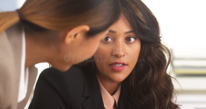 Donne di affari ispane che hanno una discussione immagine stock libera da diritti Donne di affari ispane che hanno una discussione immagine stock libera da diritti