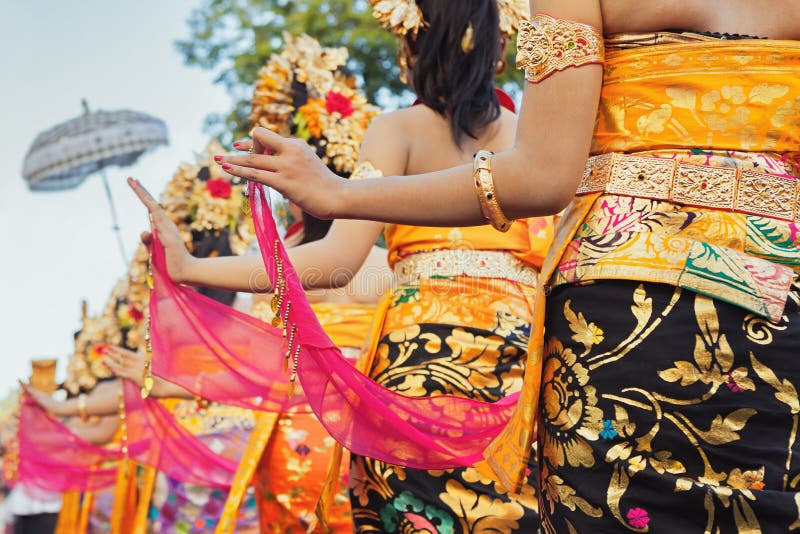 Donne di balinese in costumi luminosi con le decorazioni tradizionali immagini stock libere da diritti Donne di balinese in costumi luminosi con le decorazioni tradizionali immagini stock libere da diritti