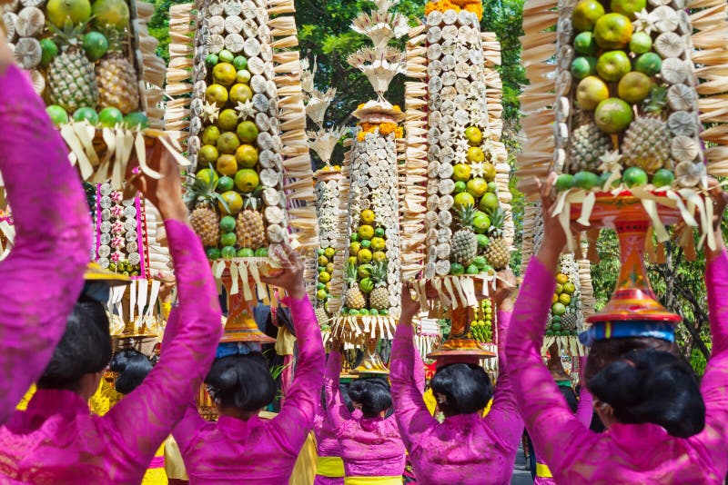 Donne di balinese in costumi tradizionali con le offerti per cerimonia fotografia stock Donne di balinese in costumi tradizionali con le offerti per cerimonia fotografia stock