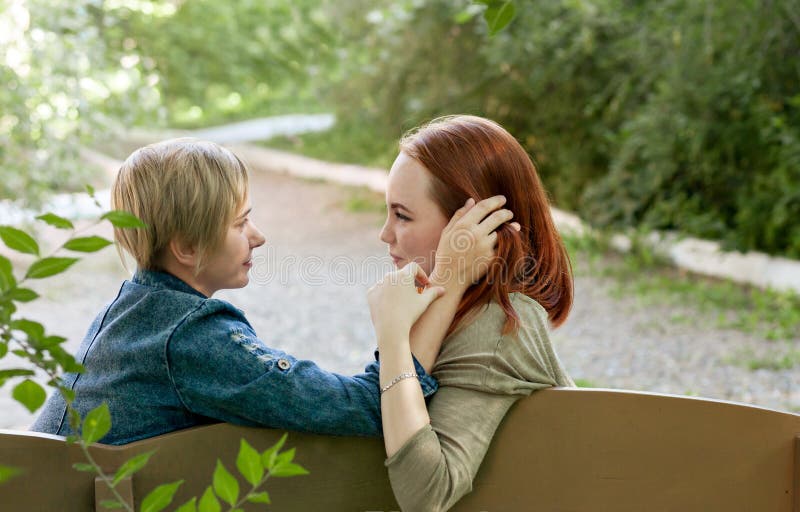 Donne Di Lgbt Giovani Coppie Lesbiche Che Camminano Insieme Nel Parco