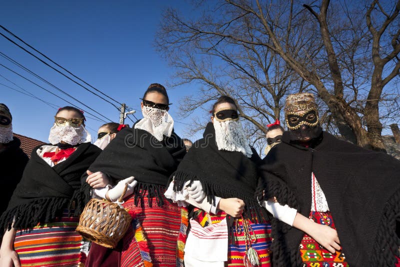 Donne 'di Sokac' in maschera e costume tradizionale 'al Busojaras' fotografia stock libera da diritti Donne 'di Sokac' in maschera e costume tradizionale 'al Busojaras' fotografia stock libera da diritti