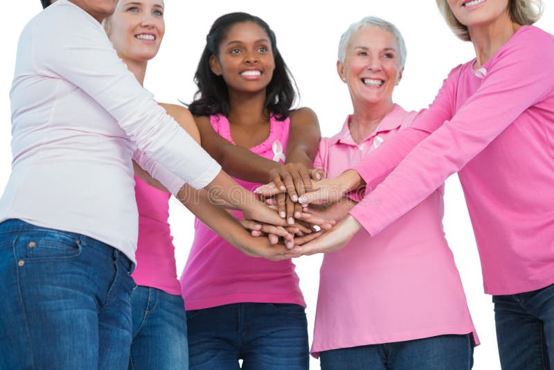 Donne felici che indossano insieme i nastri del cancro al seno con le mani