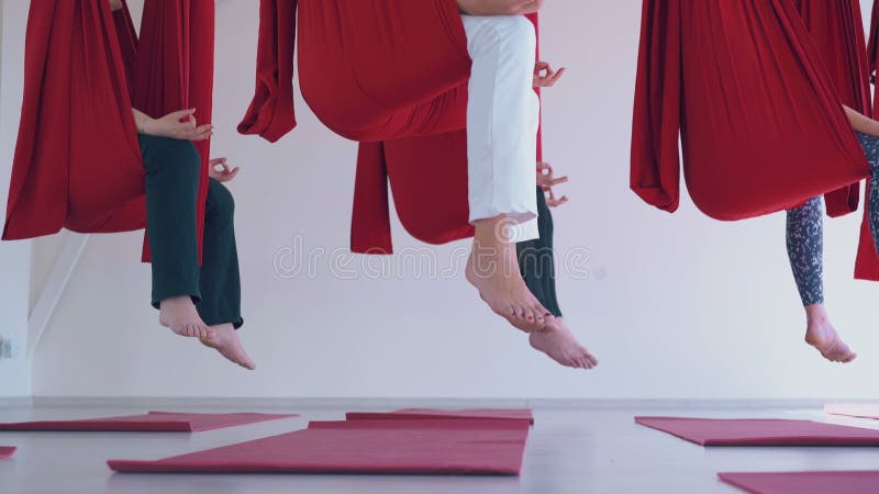 Ragazza Che Allunga Le Gambe Con Aiuto Dell'amaca Yoga Aerea Di Esercizio  Fotografia Stock - Immagine di caucasico, randello: 92876572