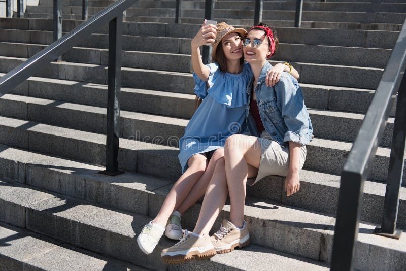 Donne graziose moderne che prendono una foto voi stesso fotografie stock libere da diritti Donne graziose moderne che prendono una foto voi stesso fotografie stock libere da diritti