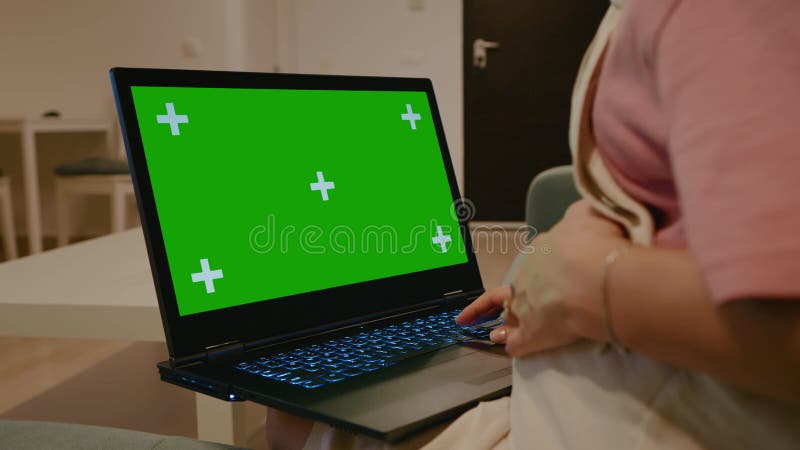 Donne incinta che scrivono su un portatile a chiave chroma al chiuso. archivi video