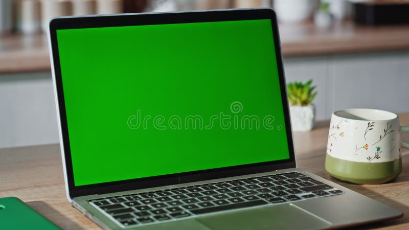 Donne irriconoscibili che digitano computer portatile con schermo verde al chiuso con cucina leggera video d archivio