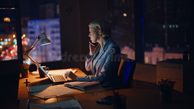 Donne lavoratrici che digitano computer portatile alla chiusura dell'area di lavoro serale. Chiamata freelance archivi video