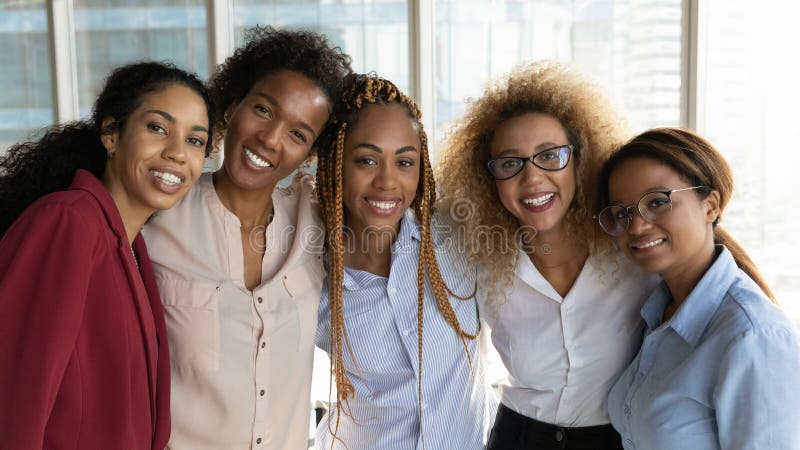 Donne multietniche che lavorano all'ufficio contabile Hugo guardano alla telecamera fotografia stock