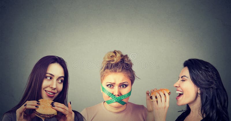 Donne robuste ed esili con alimenti a rapida preparazione fotografia stock Donne robuste ed esili con alimenti a rapida preparazione fotografia stock