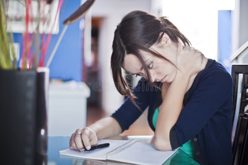 Donne stanche con un'emicrania immagine stock