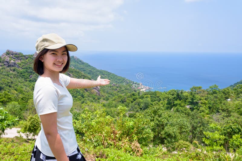 Donne turistiche sul punto di vista a Koh Tao immagini stock libere da diritti Donne turistiche sul punto di vista a Koh Tao immagini stock libere da diritti