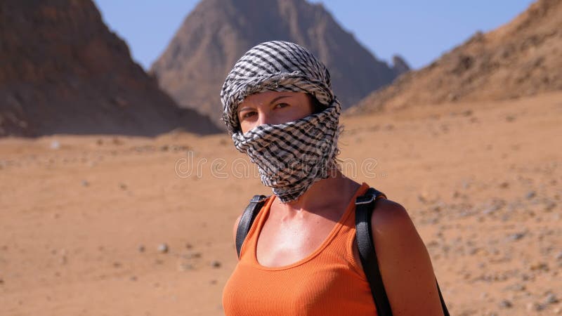 Donne in Un Copricapo Arabo in Deserto Dell'Egitto Stock Footage - Video di  baia, sfondo: 153135044