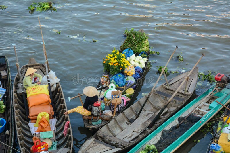 Donne vietnamite sulle barche nel delta del Mekong, Vietnam