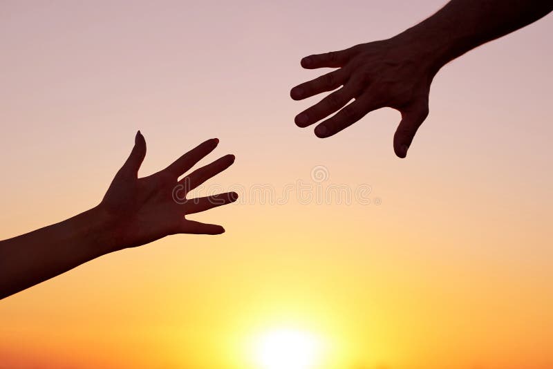 Donner un coup de main Silhouettez deux mains, homme et femme, atteignant vers l'un l'autre au coucher du soleil de ciel photographie stock Donner un coup de main Silhouettez deux mains, homme et femme, atteignant vers l'un l'autre au coucher du soleil de ciel photographie stock
