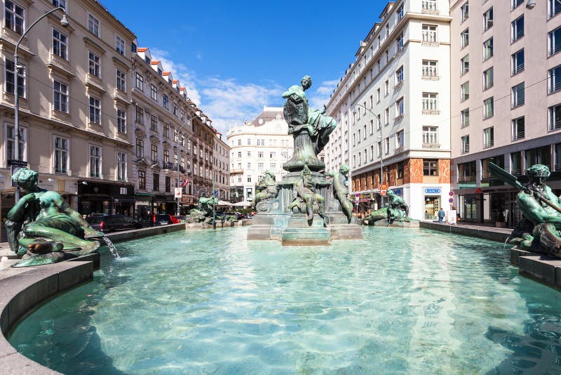 Donnerbrunnen fountain at Neuer Markt square