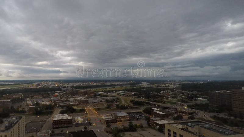 Donnerwolkenbewegung über Nord-Kansas City Missouri