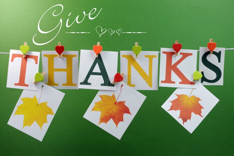 Donnez le message de mercis pendant des chevilles sur une ligne pour la salutation de thanksgiving avec des feuilles
