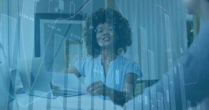 Données financières graphiques animation sur une femme d'affaires travaillant avec des documents au bureau clips vidéos