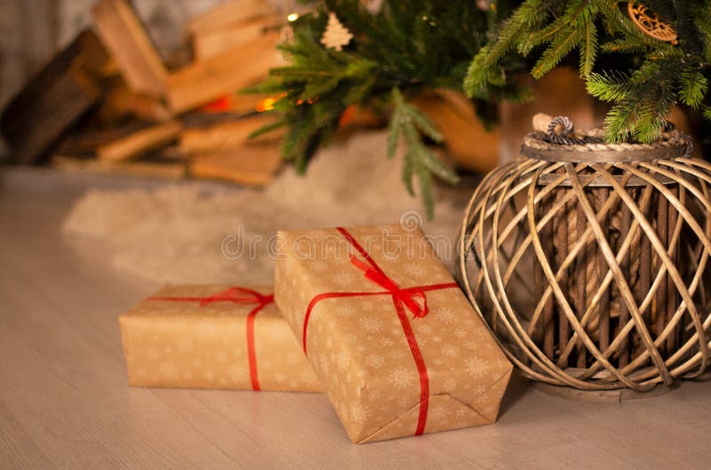 Dons E Cesto De Vime Do Ano Novo Sob Uma Bela árvore De Natal Com Palha E  Fundo De Tijolos Cinza Foto de Stock - Imagem de fofofo, infância: 164276566