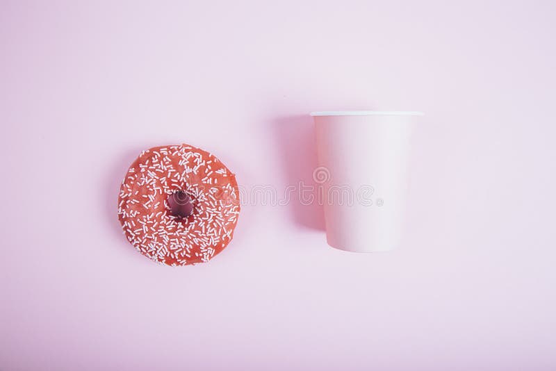 Donuts con hielo sobre fondo rosa pastel Dulces dulces fotos de archivo Donuts con hielo sobre fondo rosa pastel Dulces dulces fotos de archivo