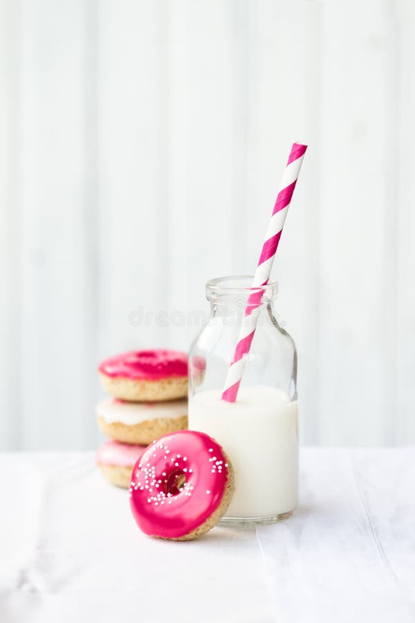 Donuts en melk royalty-vrije stock afbeeldingen Donuts en melk royalty-vrije stock afbeeldingen