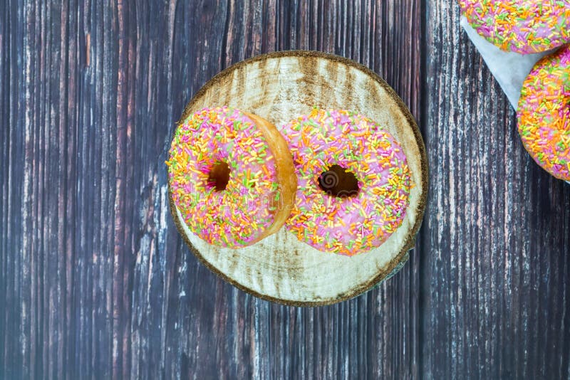 Donuts mit dem bunten Bereifen lizenzfreies stockfoto Donuts mit dem bunten Bereifen lizenzfreies stockfoto