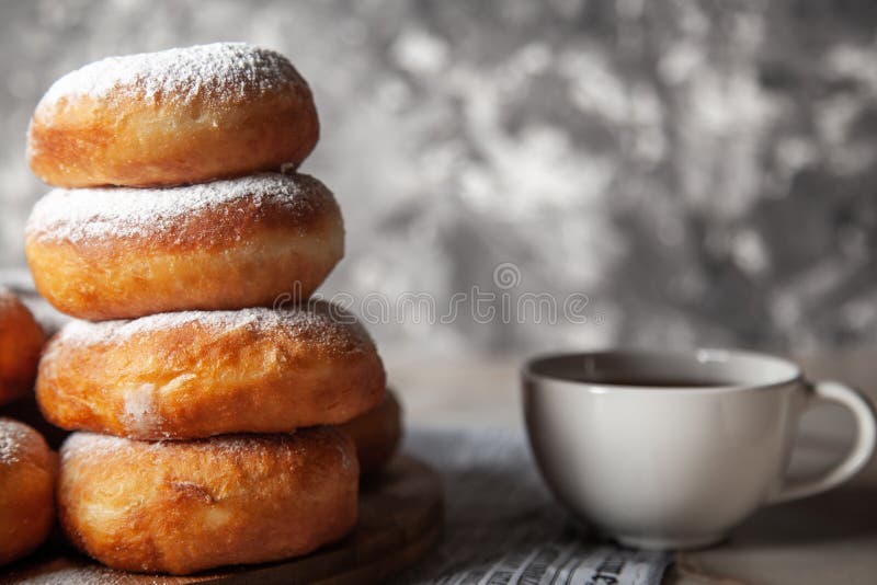 Donuts взбрызнутые с напудренным сахаром стоковое изображение rf Donuts взбрызнутые с напудренным сахаром стоковое изображение rf