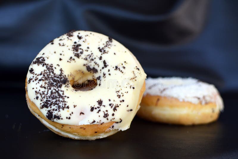 Donuts застекленные с белыми шоколадом и печеньем крошат брызгают как отбензинивание стоковая фотография Donuts застекленные с белыми шоколадом и печеньем крошат брызгают как отбензинивание стоковая фотография