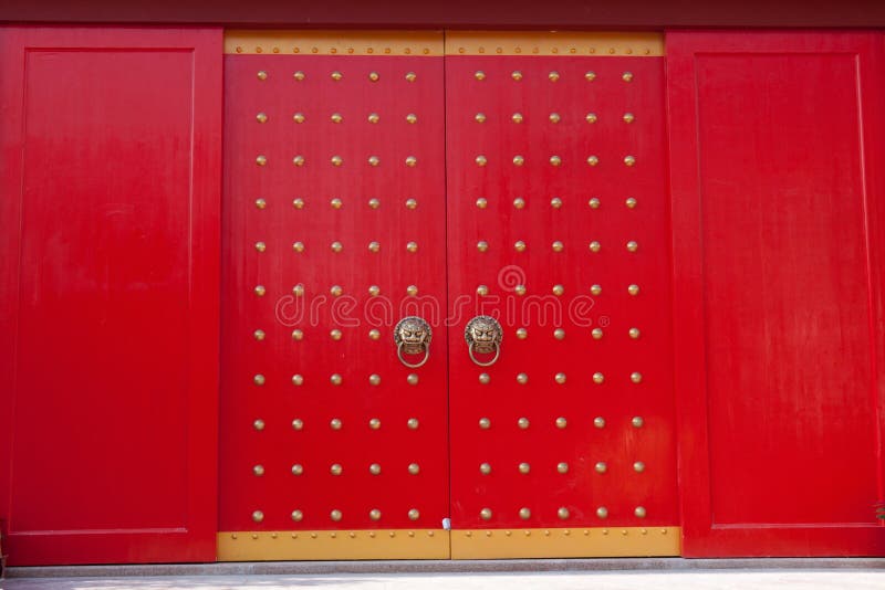 Antiguo puerta, puerta sobre el ambos fiestas ellos eran equipado herramienta usado sobre el golpear sobre el puerta.