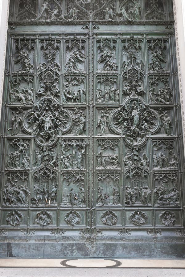 door-milan-cathedral-italy-27498276.jpg