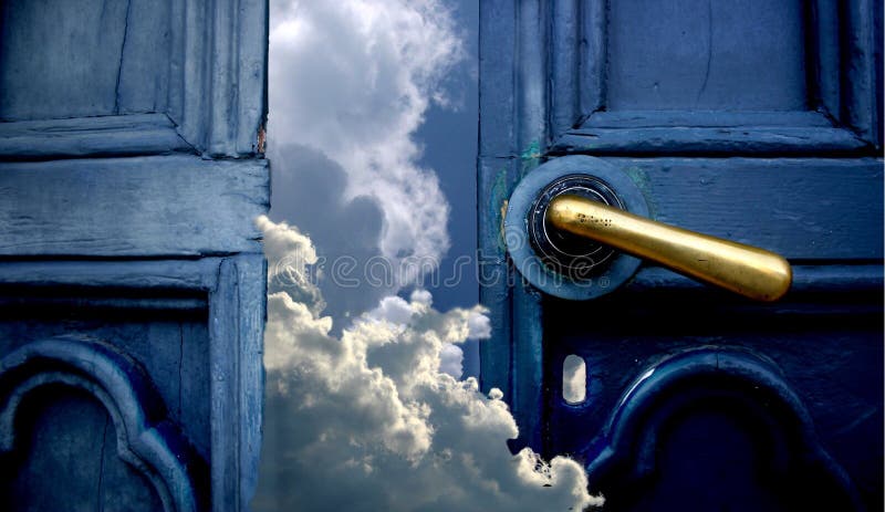 Otvoriť staré modré dvere do neba s mosadzná rukoväť.