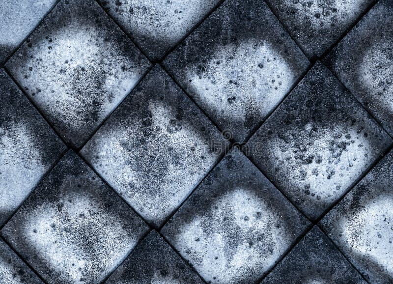 Doorstond het het cement dat grijze canvas van de mozaïekruit oud, een deel van de dakoppervlakte door sedimenten donker patroon royalty-vrije stock fotografie Doorstond het het cement dat grijze canvas van de mozaïekruit oud, een deel van de dakoppervlakte door sedimenten donker patroon royalty-vrije stock fotografie