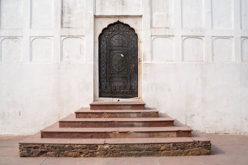 Doorway och steg som leder till Pearl-moskén i Delhi India vid Röda Fort royaltyfri bild Doorway och steg som leder till Pearl-moskén i Delhi India vid Röda Fort royaltyfri bild
