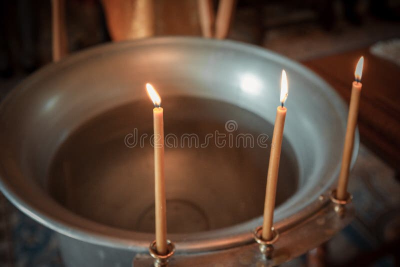 Dopfunt ortodox kyrka, tre stearinljus arkivbilder Dopfunt ortodox kyrka, tre stearinljus arkivbilder