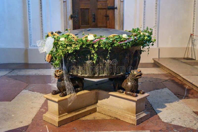 Dopfunt som kompositören Wolfgang Amadeus Mozart döptes i Inre av Salzburg domkyrka- eller Salzburger Dom är barock fotografering för bildbyråer Dopfunt som kompositören Wolfgang Amadeus Mozart döptes i Inre av Salzburg domkyrka- eller Salzburger Dom är barock fotografering för bildbyråer
