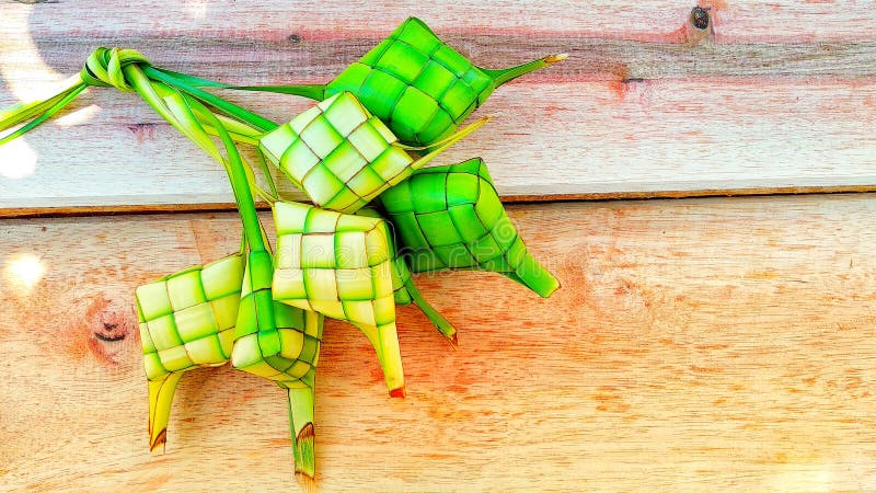 dopo che il mese del Ramadan ? la festivit? del cibo del ketupat con la famiglia a casa fotografia stock dopo che il mese del Ramadan ? la festivit? del cibo del ketupat con la famiglia a casa fotografia stock