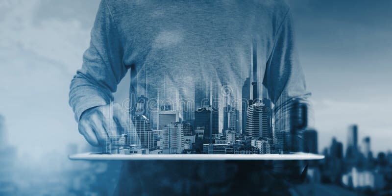 Doppelbelichtung, ein Mann, der digitale Tablette verwenden, und modernes Gebäudehologramm Immobiliengeschäft und Bautechnologiek stockfotografie