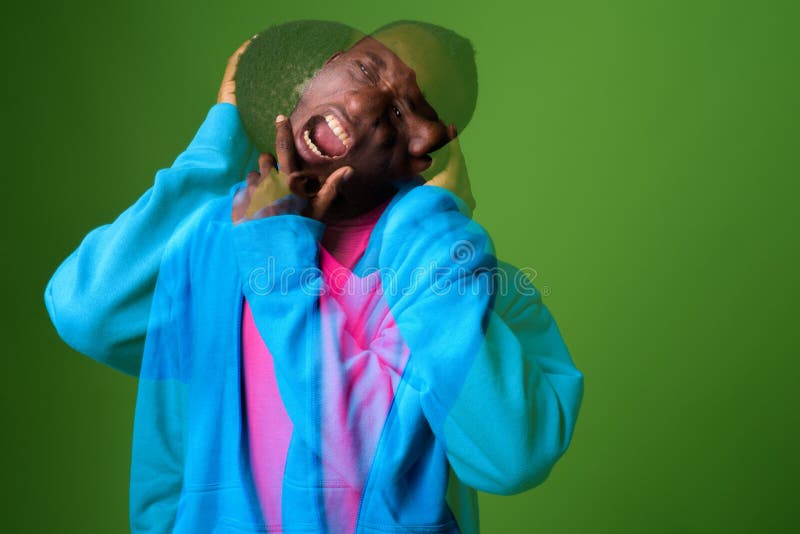 Doppelbelichtung geschossen vom jungen afrikanischen Mann gegen grünen Hintergrund lizenzfreie stockbilder Doppelbelichtung geschossen vom jungen afrikanischen Mann gegen grünen Hintergrund lizenzfreie stockbilder