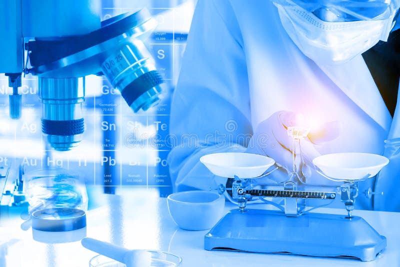 Doppelbelichtung, Handgriffflasche am Labor mit chemischer Formel lizenzfreie stockfotos Doppelbelichtung, Handgriffflasche am Labor mit chemischer Formel lizenzfreie stockfotos