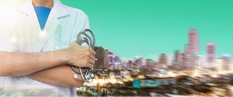 Doppelbelichtung von Doktoren, die Stethoskop auf Gebäude halten lizenzfreies stockfoto Doppelbelichtung von Doktoren, die Stethoskop auf Gebäude halten lizenzfreies stockfoto