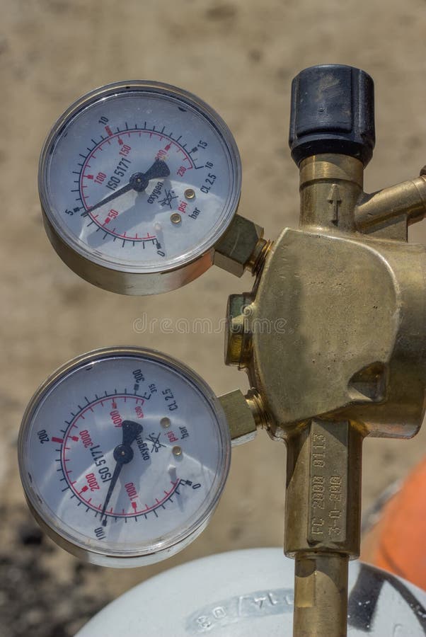 Doppelmanometer von oxy Acetylenbehältern lizenzfreies stockfoto Doppelmanometer von oxy Acetylenbehältern lizenzfreies stockfoto