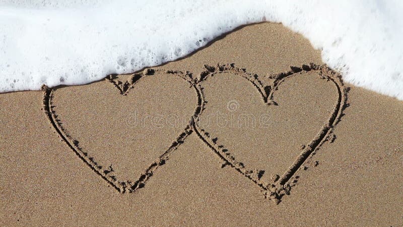 Doppelte Herzen gezeichnet in den Sand