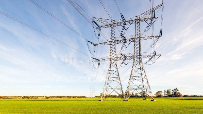 Doppelte Reihe von Stromleitungen und Masten in einem flachen niederländischen ländlichen Land