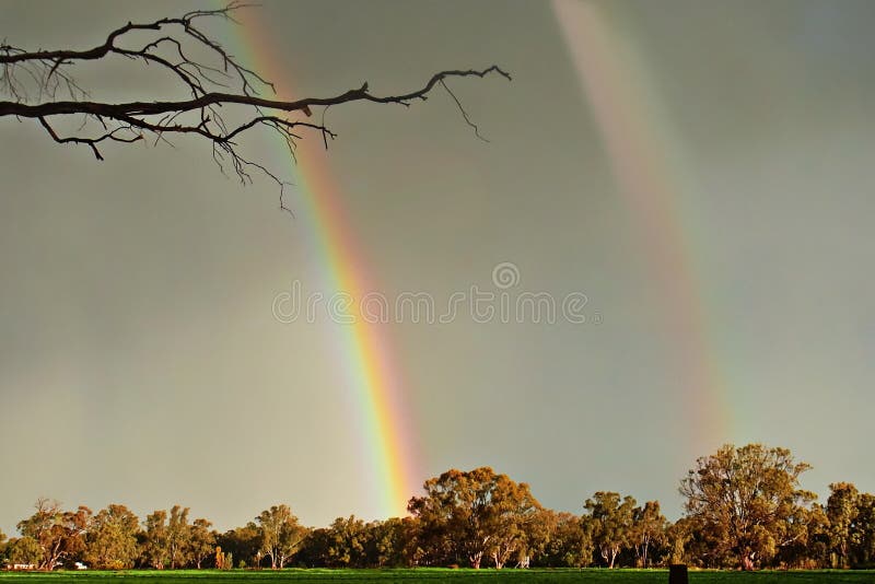 Doppelter Regenbogen über meinem Haus stockbild Doppelter Regenbogen über meinem Haus stockbild