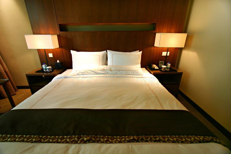 Doppeltes Bett des Hotelschlafzimmers lizenzfreie stockbilder Doppeltes Bett des Hotelschlafzimmers lizenzfreie stockbilder
