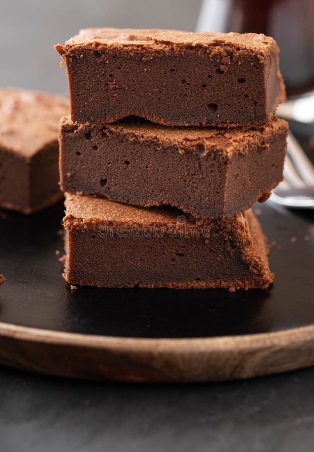 Doppi brownie del cioccolato Brownie casalinghi del fondente di cioccolato con di pepita di cioccolato e fondo nero Copi lo spazi fotografia stock Doppi brownie del cioccolato Brownie casalinghi del fondente di cioccolato con di pepita di cioccolato e fondo nero Copi lo spazi fotografia stock