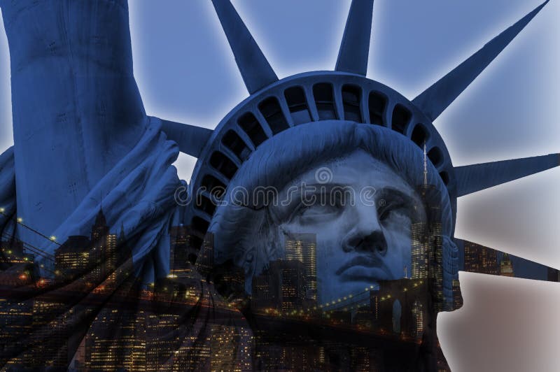 Doppia esposizione della statua della libertà e dell'orizzonte di New York fotografia stock Doppia esposizione della statua della libertà e dell'orizzonte di New York fotografia stock