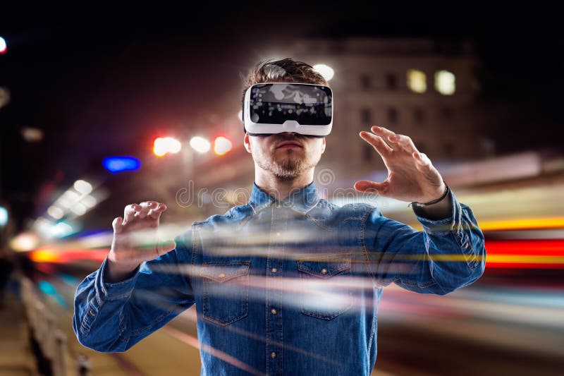Doppia esposizione, occhiali di protezione d'uso di realtà virtuale dell'uomo, città di notte Doppia esposizione, occhiali di protezione d'uso di realtà virtuale dell'uomo, città di notte