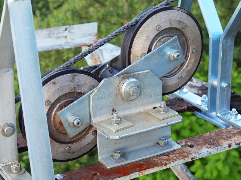 Doppia puleggia con le inserzioni dell'ebanite, corda d'acciaio del ferro della teleferica Costruzione galvanizzata del ferro fotografia stock libera da diritti Doppia puleggia con le inserzioni dell'ebanite, corda d'acciaio del ferro della teleferica Costruzione galvanizzata del ferro fotografia stock libera da diritti